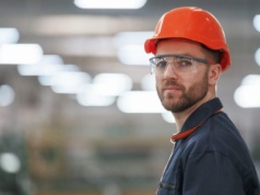 Będą podwyżki płac, ale też wiele osób straci pracę przez AI