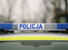 Samochód wjechał w ogrodzenie na Górnej. Do jego zatrzymania policjanci musieli użyć broni