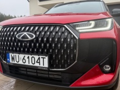 Jeden ma 280 KM i trzy silniki, drugi 147 KM i AWD. Choć cena jest taka sama, wybór wcale nie jest oczywisty