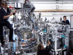 Fizycy rozwiązali zagadkę utraty przewodnictwa w materiałach kwantowych. Taniec polaronów ujawnił prawdę