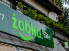 Czy Żabka jest otwarta 11 listopada? Sprawdź godziny otwarcia w Święto Niepodległości