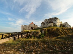 Ruiny tego zamku skrywają niejedną tajemnicę. Pojawiły się w filmie o papieżu