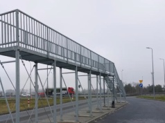 Na MOP-ach stawiają dziwne rampy. Do czego służą stalowe "balkony"?