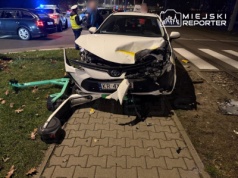 Kierujący przewozem osób wjechał pod tramwaj na Bielanach