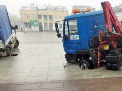 Fontanna na rynku załamała się pod dostawczym autem. Chcieli je wyciągnąć… ciężarówką