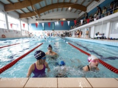 „Karania za suszenie włosów”? Przekroczenie czasu na basenie miejskim w Rzeszowie kosztuje