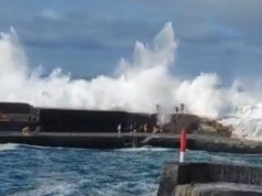 Tragedia na Teneryfie: 3 ofiary śmiertelne i 15 rannych przez fale (FILM)