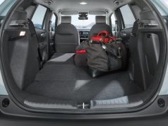 Kosztuje 111 400 zł i można się w niej przespać. Uterenowiona japońska hybryda spala tylko 3,6 litra