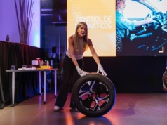 Kobiety potrafią – także zmienić koło. Peugeot promuje panie w Urugwaju