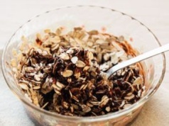 Mieszam i zapiekam. Taka owsianka smakuje lepiej niż popularny baton