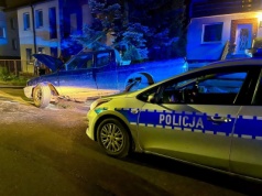 Ojciec pewnie pęka z dumy! 18-latek wziął auto i zakończył rajd na… płocie!