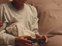 Ta gra to nie tylko kolorowe budowanie. Eksperci biją na alarm – przemoc i uzależniająca mechanika