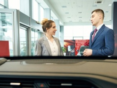 Handlowcy obrażeni za krytykę. Oto prawdziwy problem salonów w Polsce