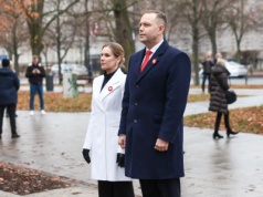 Marta Nawrocka podczas uroczystości 11 listopada. Postawiła na czerń i biel