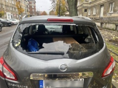 Wybili jej szybę w aucie. Obok znalazła resztki kapusty