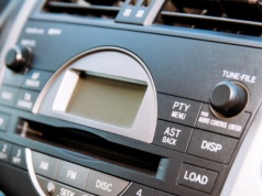 PTY i AF w radiu samochodowym. Co znaczą te przyciski i kiedy się przydają