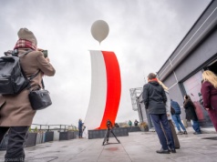 20-metrowa flaga Polski wzniesiona przez balon stratosferyczny w Rzeszowie