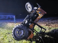 Ciągnik w rowie, kierowca w szpitalu – zderzenie w powiecie buskim
