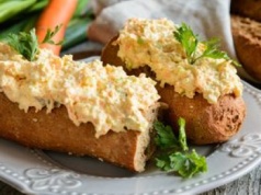 Biorę jajka i twaróg. Po chwili mam wysokobiałkową pastę do chleba