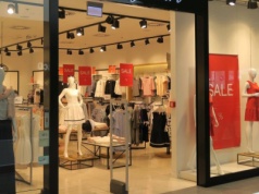 Wakacyjne obniżki cen na minusie. W galeriach było mniej klientów