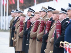 Prezydent wręcza nominacje; szef MON: mamy 215 tys. żołnierzy