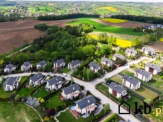 Kiedyś dom pod miastem był spełnieniem marzeń. Dziś wielu woli 56 m² w bloku niż szeregowiec za obwodnicą