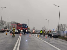 Poważny wypadek na zjeździe z Trasy Zjazdu Gnieźnieńskiego – dwie osoby ciężko ranne