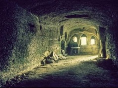 Nieznane tunele pod Nottingham. Według legend ukrywał się tam Robin Hood