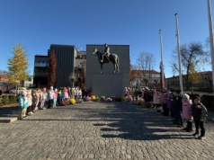 Patriotyczny spacer najmłodszych. Przedszkolaki z Krainy Marzeń uczciły Święto Niepodległości