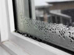 Zapomnij o pleśni przy oknach. Ten pochłaniacz szybko usunie wilgoć z mieszkania