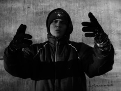 Belmondo wyjaśnia, dlaczego zapuścił wąsy