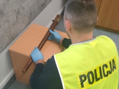 Miał grozić mieszkańcom Janikowa maczetą, a to była noga od stołu. Uderzył nią w radiowóz