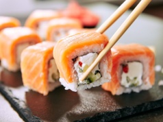 Jak jeść pałeczkami? Te zasady to gamechanger (nawet dla opornych)