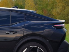 Przypomina Lamborghini, ale jest wielokrotnie tańszy. To atrakcyjny fastback z napędem PHEV