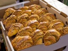 Rogal z piekarni może mieć więcej tłuszczu niż burger. Sprawdź, co naprawdę jesz