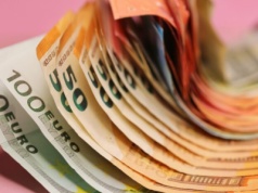 Zarabiaj nawet 116 tys. zł rocznie! Europejskie kurorty szukają pracowników na zimę