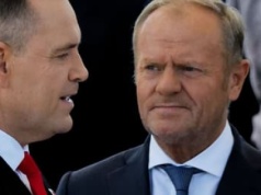 „Jesteś tu narodzie?” – krzyczał Nawrocki. A Tusk szeptał o radości