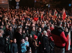 Tłumy tarnowian na patriotycznym śpiewaniu przed Teatrem im. Solskiego