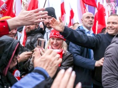 Marsz jak marsz. Były race i petardy, rodziny z dziećmi, kibole, seniorzy i małpki w bramach