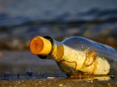 Rodzina znalazła na plaży list w butelce. 100 lat czekał, aż ktoś go przeczyta