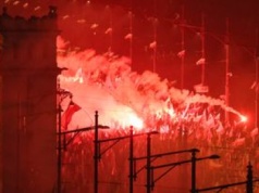 Odpalali race na Marszu Niepodległości. Policja publikuje wizerunki