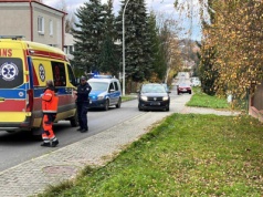 Samochód stoczył się wprost na kobietę. Skończyło się na poważnych obrażeniach