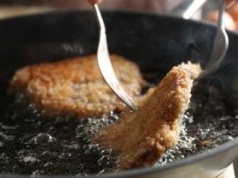 Jak kilkukrotne smażenie na tym samym tłuszczu wpływa na organizm? Wielu z nas nie ma świadomości