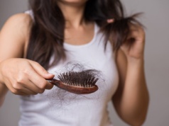 Włosy wypadają garściami. Co zrobić, aby przywrócić im objętość