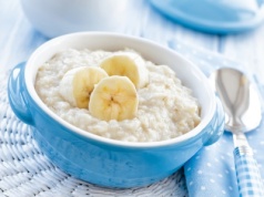 ​Tego nigdy nie dodawaj do owsianki. Zamiast miski zdrowia otrzymasz cukrową bombę