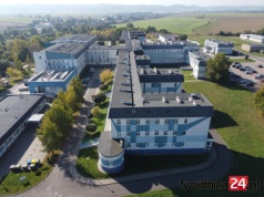 „Latawiec” chce obniżyć swoje rachunki za prąd. Świdnicki szpital stawia na fotowoltaikę