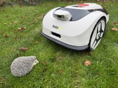 Przystępna cenowo kosiarka automatyczna bez przewodu do małych ogrodów: Recenzja RoboUp Raccoon 2 SE