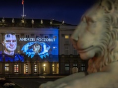 Iluminacja z wizerunkiem Poczobuta na Pałacu Prezydenckim