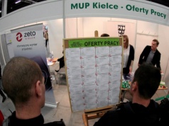 "Blue collars" znajdują pracę szybciej. A co z zatrudnieniem "za biurkiem"?