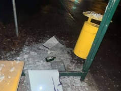 Zniszczony przystanek autobusowy w Gnieźnie. Ktoś rzucił butelką w szybę